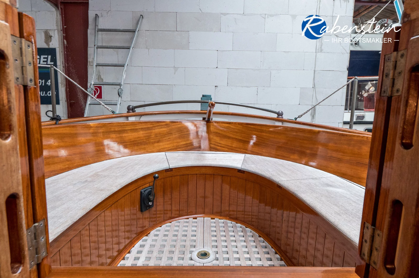 Lynaes-Kutter-Cockpit-2