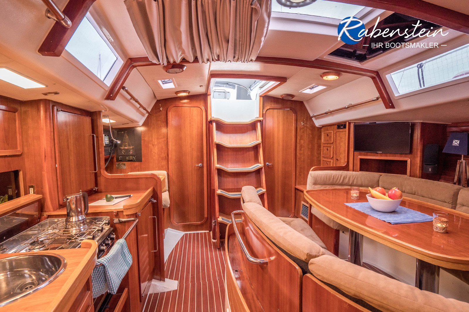 Here the salon of the Comar 43 which you can buy