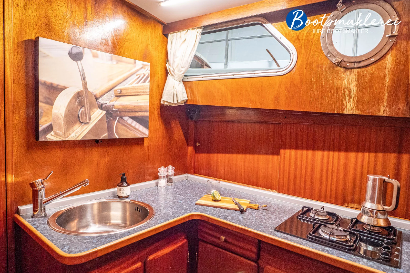 Linssen-35-SL-pantry-1