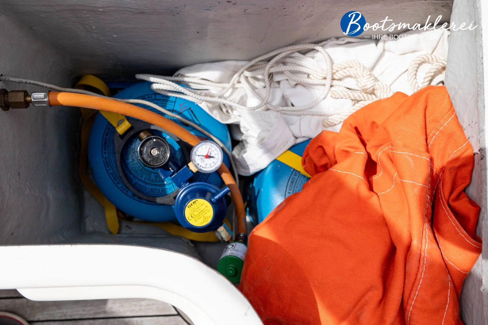 Hanse-371-cockpit-10