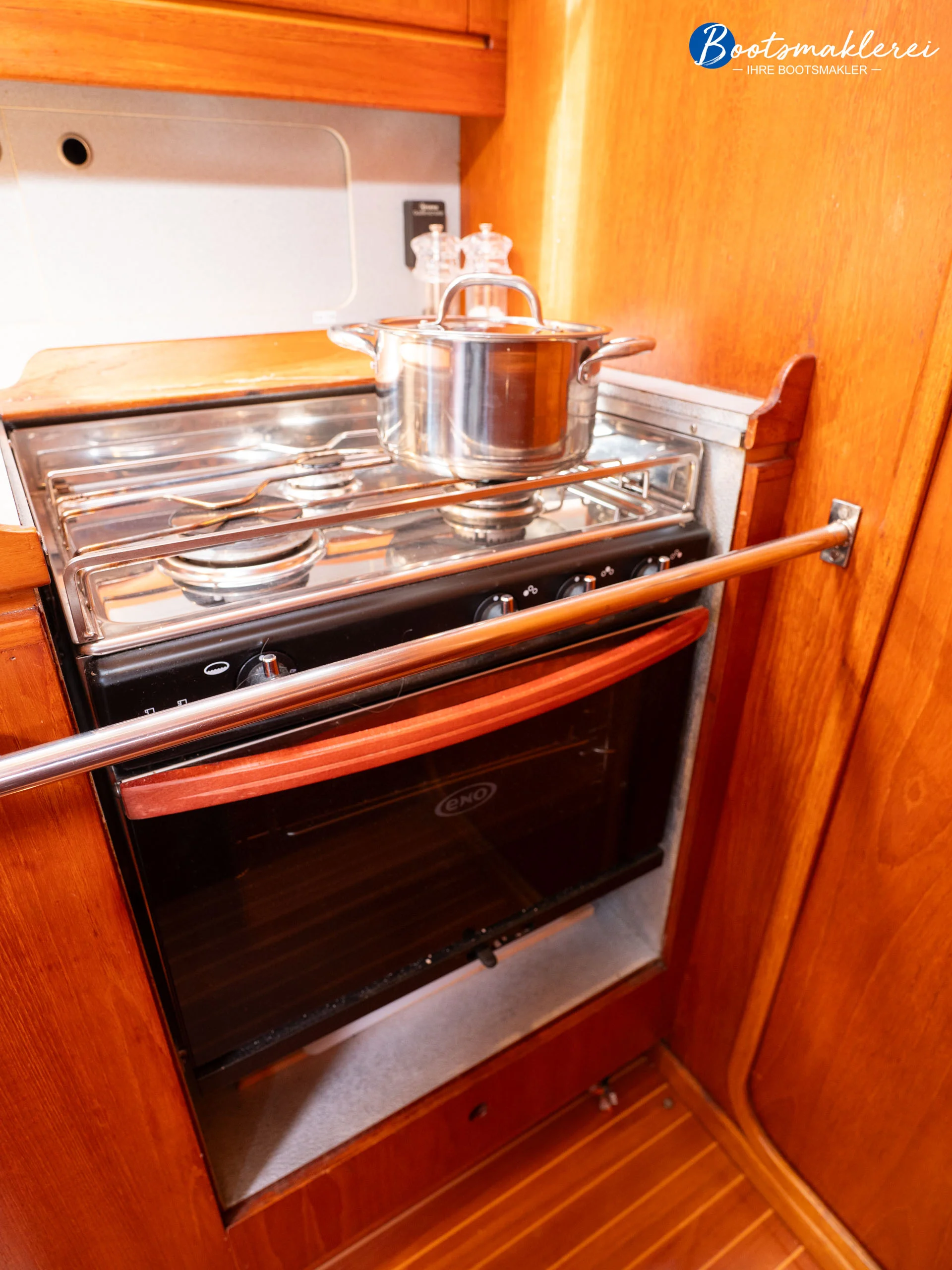 Moody 44 Innenansicht Salon Pantry-4