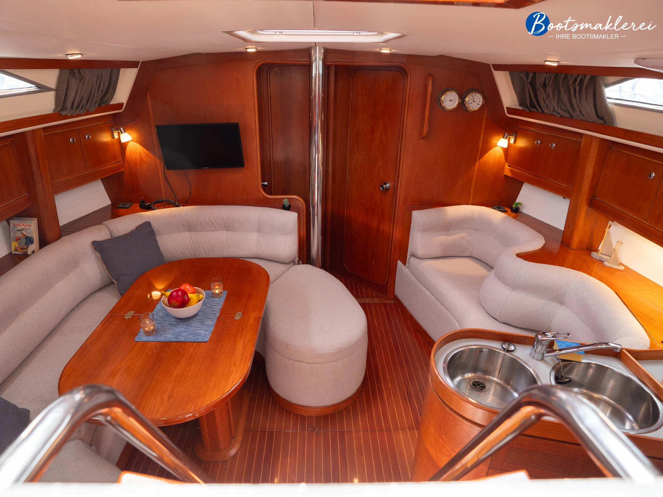 Moody 44 Innenansicht Salon Pantry